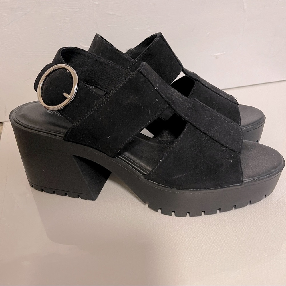 DIVIDED. Black faux-suede platform sandals.